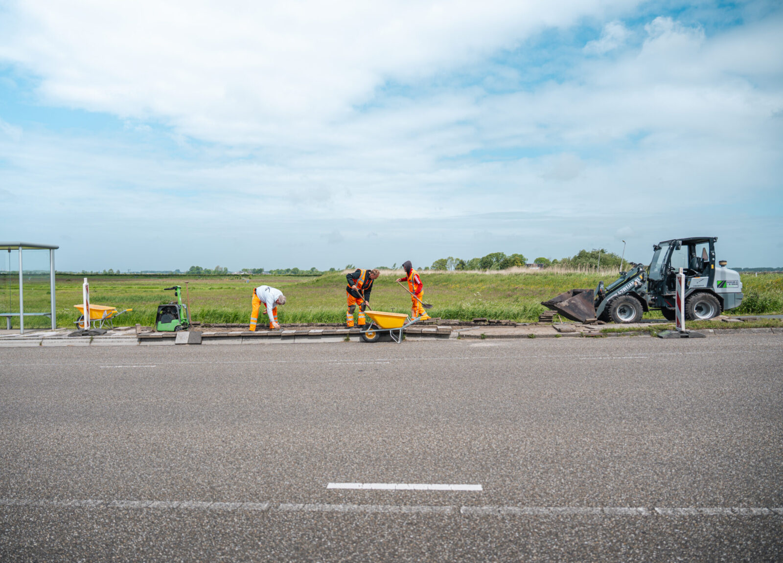 Bestratingsproject waarbij medewerkers van Ouwejan & F. de Bruijn nieuwe bestrating aanleggen.