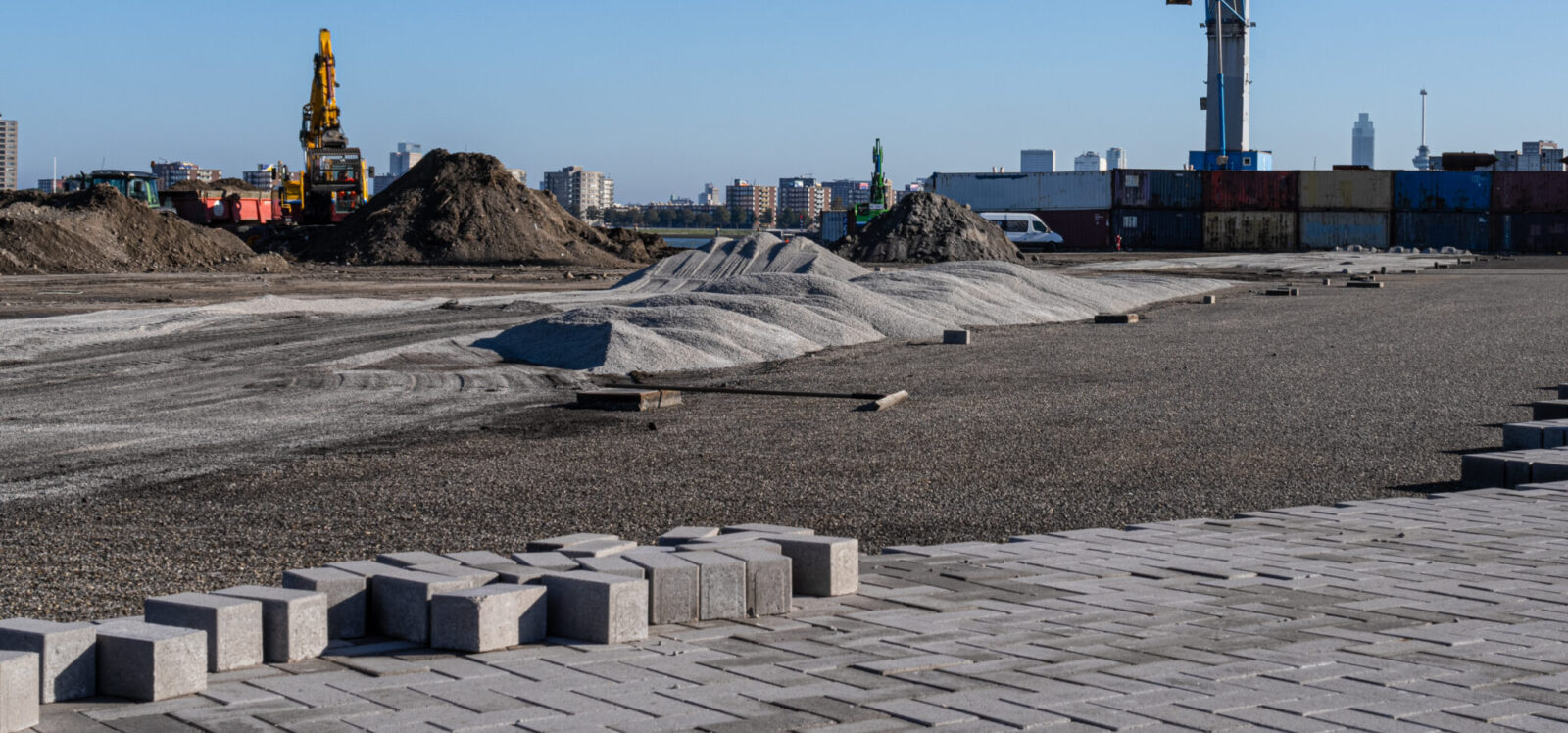 Bouwterrein met grondwerk en materieel als voorbereiding op de aanleg van terreinverharding.