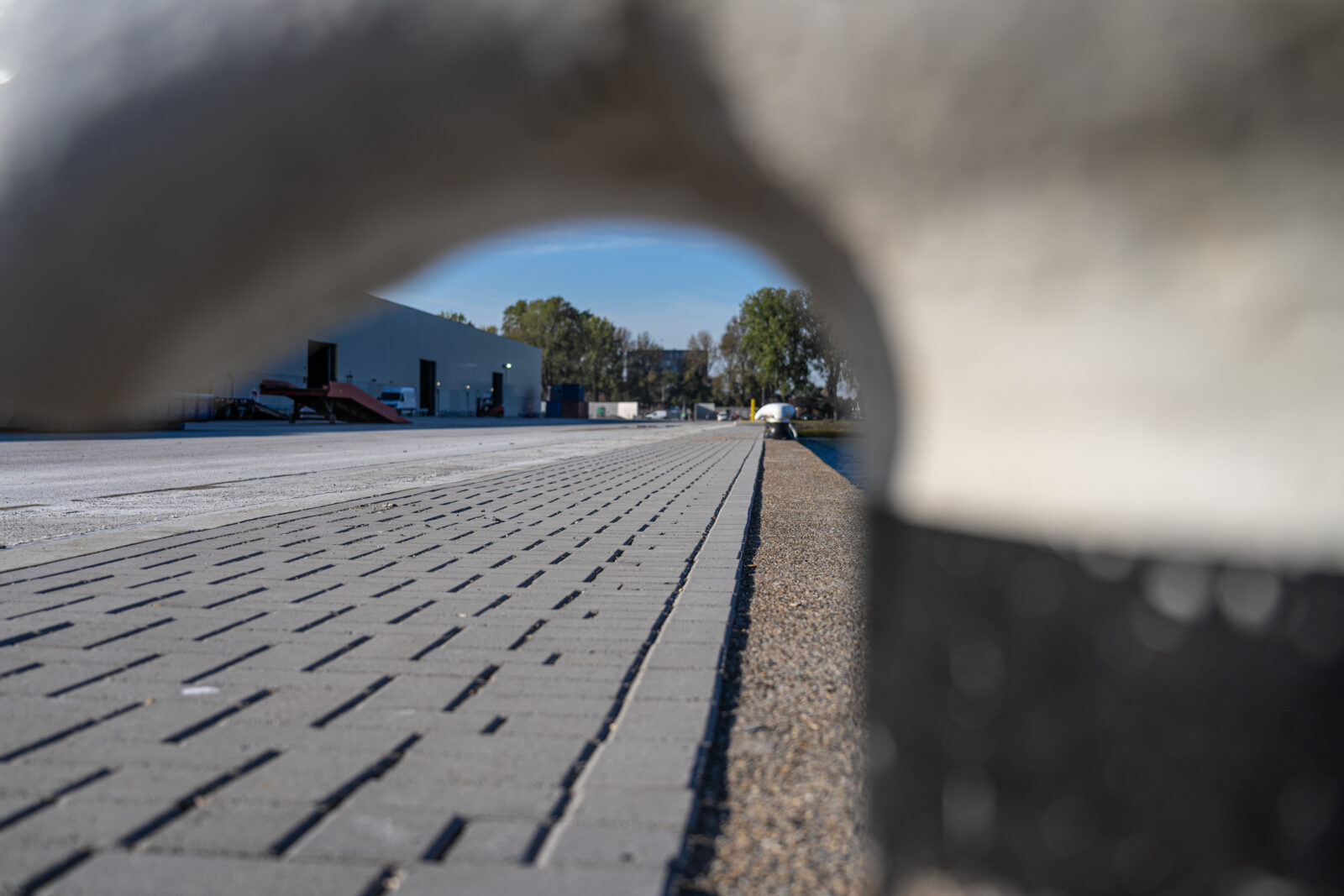 Nieuwe terreinverharding met betonklinkers op een bedrijventerrein van Ouwejan & F. de Bruijn.