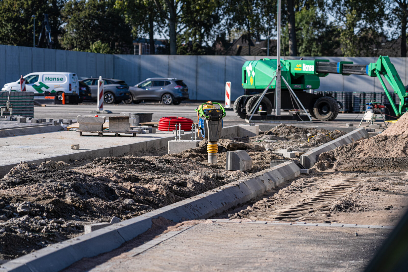 Voorbereidende werkzaamheden voor de aanleg van terreinverharding met nieuwe opsluitbanden.